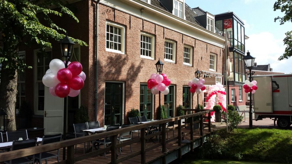 De Ballonnenkoning-Koetshuis-Rotterdam-ballonnen-trossen-buiten