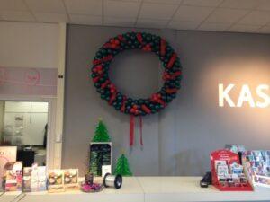 De Ballonnenkoning – ballondecoratie – kerstviering – ballonkrans – rood groen De Ballonnenkoning - ballondecoratie - kerstviering - ballonkrans - rood groen