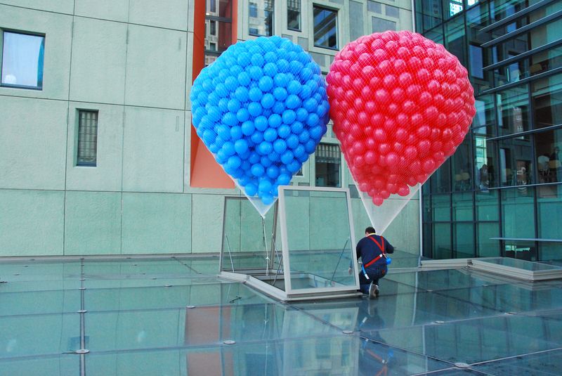 De Ballonnenkoning - ballonnen oplaten - rood blauw in net