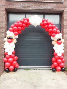 De Ballonnenkoning – ballondecoratie – kerstviering – ballonboog – kerstman – rood wit zwart De Ballonnenkoning - ballondecoratie - kerstviering - ballonboog - kerstman - rood wit zwart
