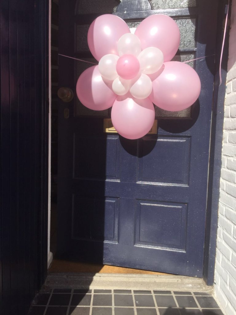 De Ballonnenkoning - ballonnen tros aan deur - roze wit