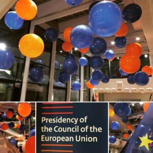 De ballonnenkoning – evenement decoratie – topballonnen – blauw donker blauw oranje De ballonnenkoning - evenement decoratie - topballonnen - blauw donker blauw oranje