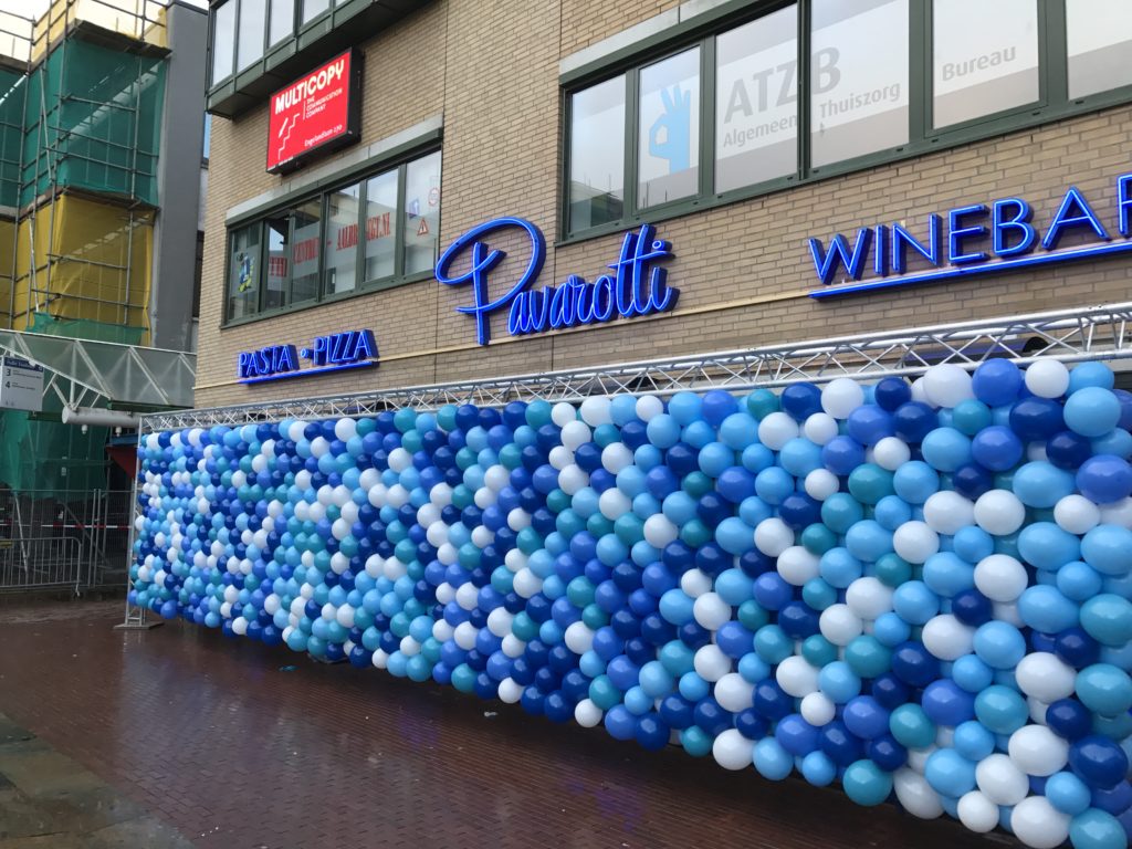 De Ballonnenkoning - ballonwand of ballonmuur - wit licht blauw donker blauw