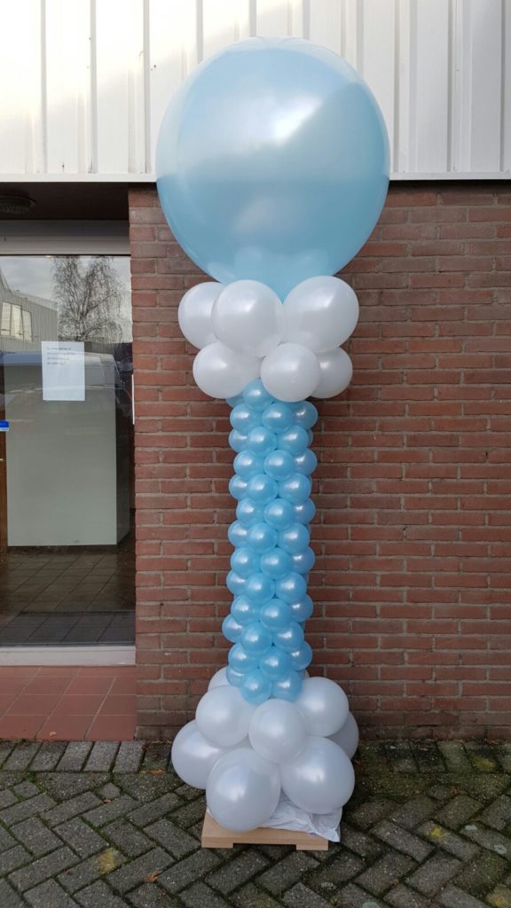 De Ballonnenkoning - ballonpilaar - wit blauw - blauwe topballon