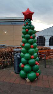 De Ballonnenkoning – ballondecoratie – kerstviering – ballonpilaar – kerstboom – ster topballon – groen rood De Ballonnenkoning - ballondecoratie - kerstviering - ballonpilaar - kerstboom - ster topballon - groen rood