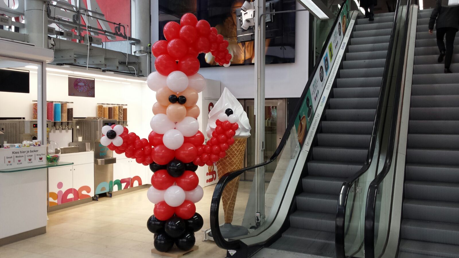 De Ballonnenkoning - ballondecoratie - kerstviering - ballonpilaar - kerstman - rood wit zwart