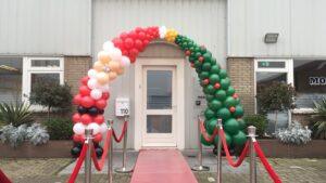 De Ballonnenkoning – ballondecoratie – kerstviering – ballonboog – kerstman – kerstboom – rood wit zwart goud groen De Ballonnenkoning - ballondecoratie - kerstviering - ballonboog - kerstman - kerstboom - rood wit zwart goud groen
