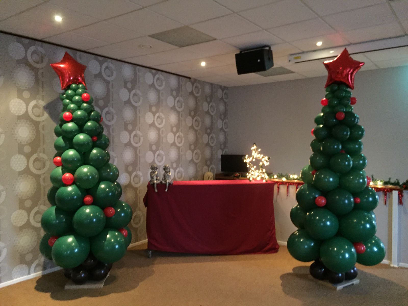 De Ballonnenkoning - ballondecoratie - kerstviering - ballonpilaren - kerstboom - ster topballon - groen rood