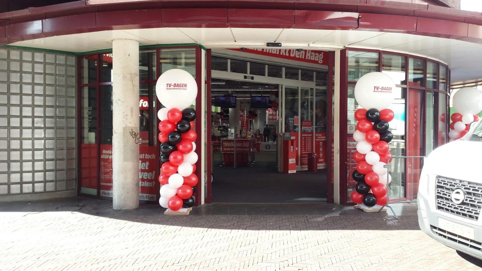 De Ballonnenkoning - ballonpilaren - rood zwart wit - wit bedrukte topballon