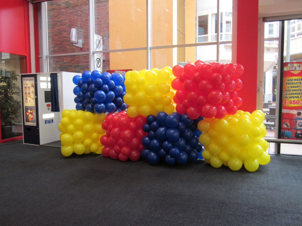 De ballonnenkoning - evenement decoratie - ballon blokken - rood geel blauw