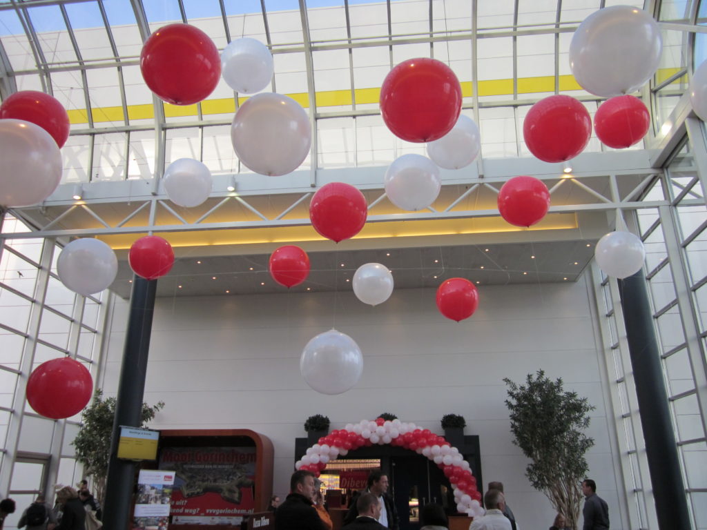 De ballonnenkoning - evenement decoratie - ballonboog - topballonnen - rood wit