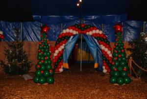 De Ballonnenkoning – ballondecoratie – kerstviering – ballonboog – ballonpilaren – kerstboom – ster topballon – groen rood wit De Ballonnenkoning - ballondecoratie - kerstviering - ballonboog - ballonpilaren - kerstboom - ster topballon - groen rood wit