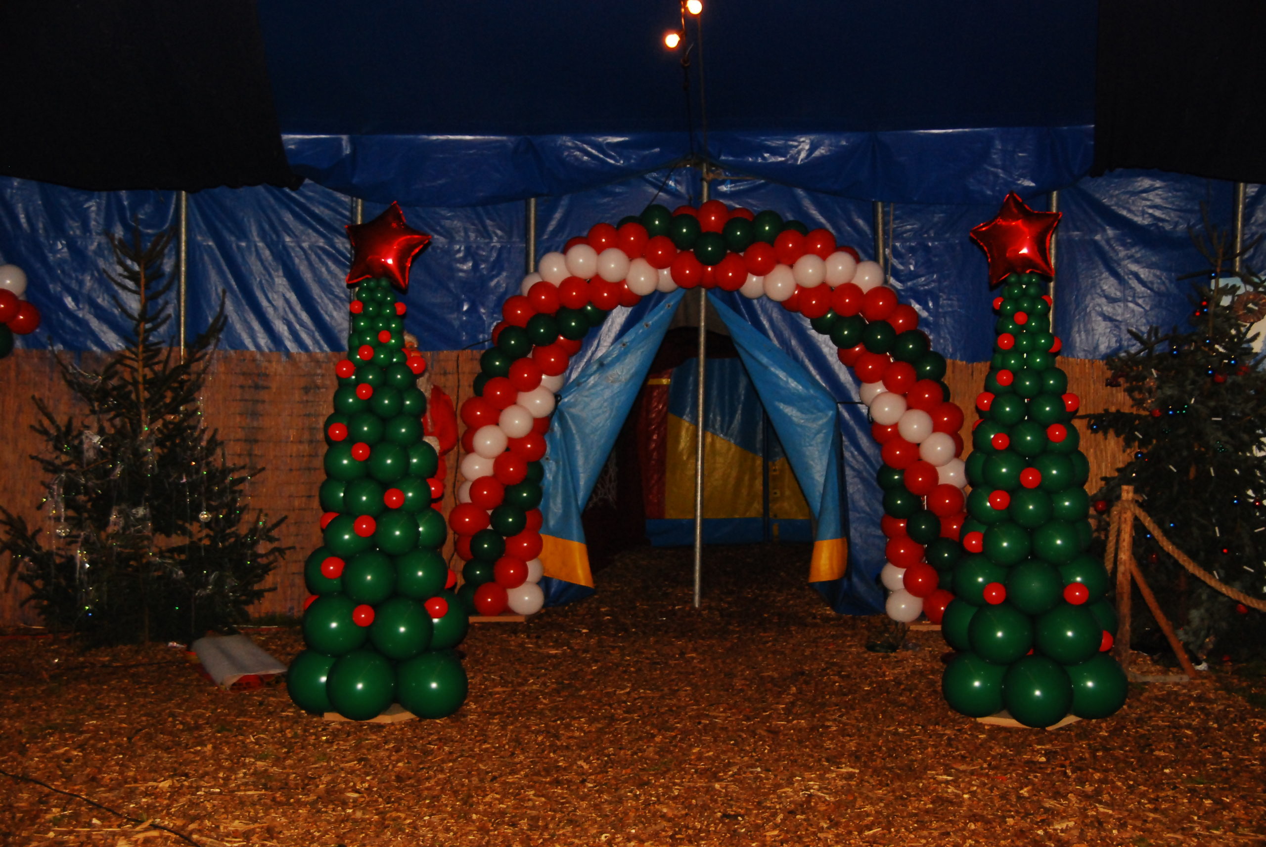 De Ballonnenkoning - ballondecoratie - kerstviering - ballonboog - ballonpilaren - kerstboom - ster topballon - groen rood wit