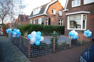 De Ballonnenkoning – trossen ballonnen – wit blauw bedrukt De Ballonnenkoning - trossen ballonnen - wit blauw bedrukt