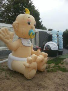 De Ballonnenkoning – grote baby ballon – ballonpilaren – blauw wit De Ballonnenkoning - grote baby ballon - ballonpilaren - blauw wit