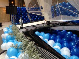 De Ballonnenkoning - uitvaart decoratie - boot - licht blauw donker blauw wit - beker