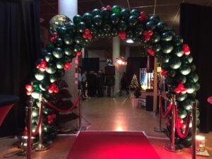 De Ballonnenkoning – ballondecoratie – kerstviering – ballonboog – groen rood De Ballonnenkoning - ballondecoratie - kerstviering - ballonboog - groen rood