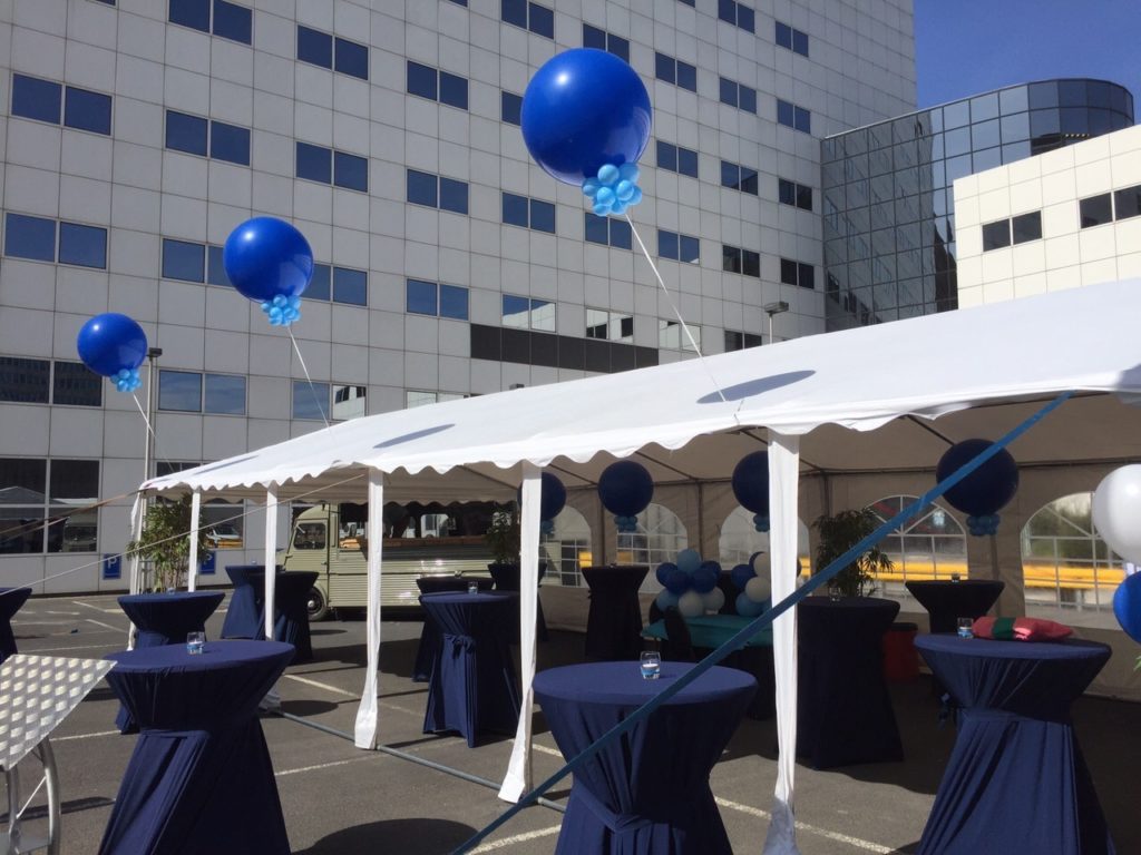 De ballonnenkoning - evenement decoratie - party tent - statafels - ballonnen - donker blauw blauw wit