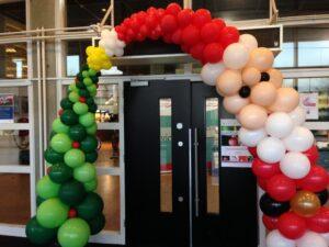 De Ballonnenkoning – ballondecoratie – kerstviering – ballonboog – kerstman – kerstboom – rood wit zwart goud geel groen De Ballonnenkoning - ballondecoratie - kerstviering - ballonboog - kerstman - kerstboom - rood wit zwart goud geel groen