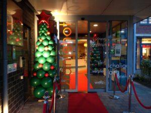 De Ballonnenkoning – ballondecoratie – kerstviering – ballonpilaar – kerstboom – rood groen De Ballonnenkoning - ballondecoratie - kerstviering - ballonpilaar - kerstboom - rood groen
