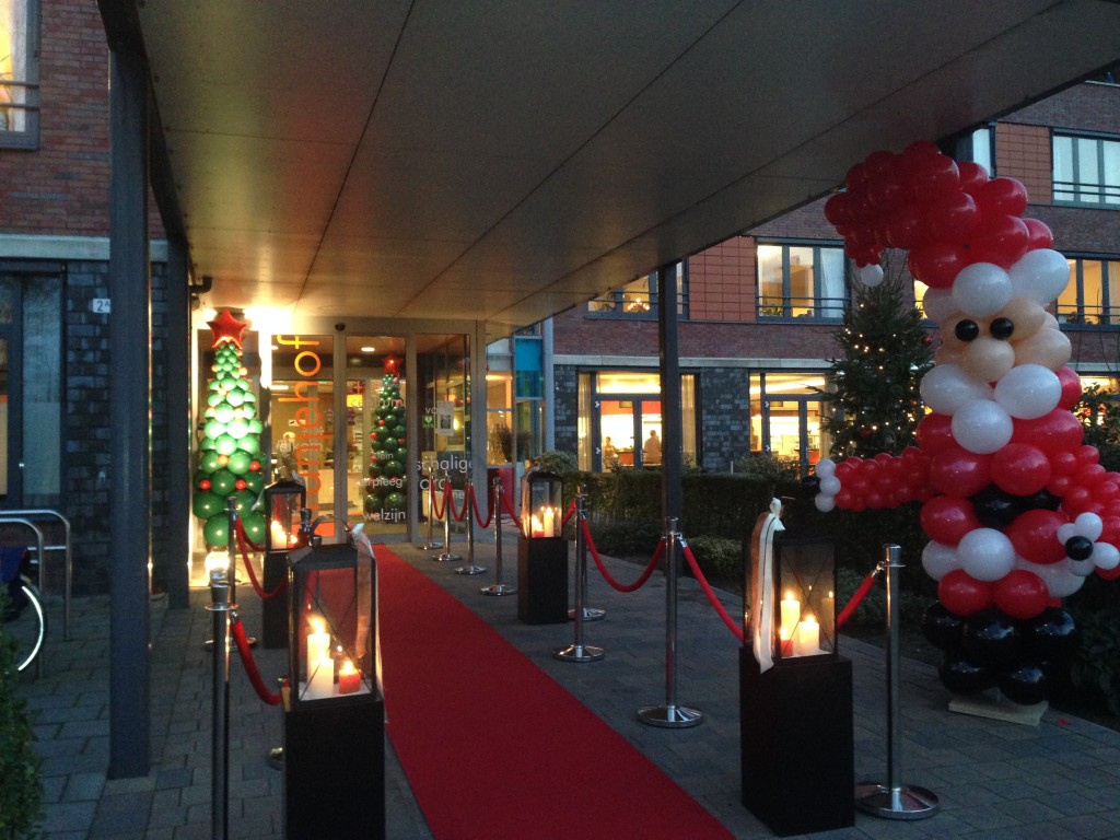 De Ballonnenkoning - ballondecoratie - kerstviering - ballonpilaar - kerstboom - kerstman - rood groen rood wit zwart
