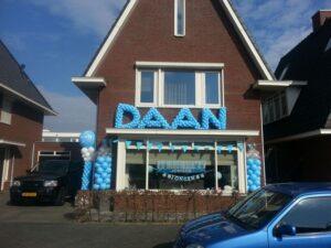 De Ballonnenkoning - ballonletters - blauw - ballonpilaren - blauw wit
