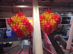 De Ballonnenkoning – ballondecoratie – kerstviering – ballonnen cadeau vorm – goud rood De Ballonnenkoning - ballondecoratie - kerstviering - ballonnen cadeau vorm - goud rood