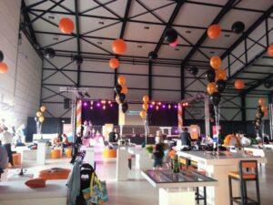 De ballonnenkoning – evenement decoratie – topballonnen – ballonpilaren – goud zwart oranje wit De ballonnenkoning - evenement decoratie - topballonnen - ballonpilaren - goud zwart oranje wit