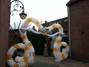 De Ballonnenkoning – ballonboog – twisted shape goud en wit De Ballonnenkoning - ballonboog - twisted shape goud en wit