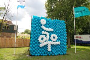 De Ballonnenkoning - ballonwand of ballonmuur - turquoise wit