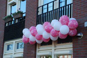 De Ballonnenkoning – ballonslinger – wit roze bedrukt De Ballonnenkoning - ballonslinger - wit roze bedrukt