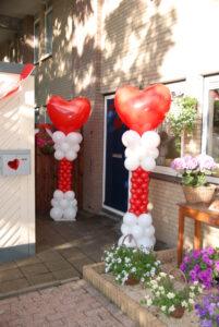 De Ballonnenkoning – ballonpilaar – hart topballon – rood wit De Ballonnenkoning - ballonpilaar - hart topballon - rood wit