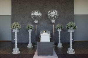 De Ballonnenkoning - uitvaart decoratie - ballonpilaren - zilver - topballon bedrukking