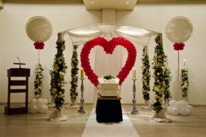 De Ballonnenkoning - uitvaart decoratie - ballonnen hart rood - bloem pilaren