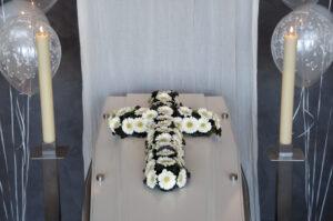 De Ballonnenkoning - uitvaart decoratie - bloemen kruis