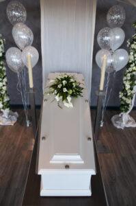 De Ballonnenkoning - uitvaart decoratie - ballonnen zilver bedrukt - bloemen