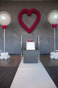 De Ballonnenkoning - uitvaart decoratie - paars hartje ballonnen wit - witte topballon