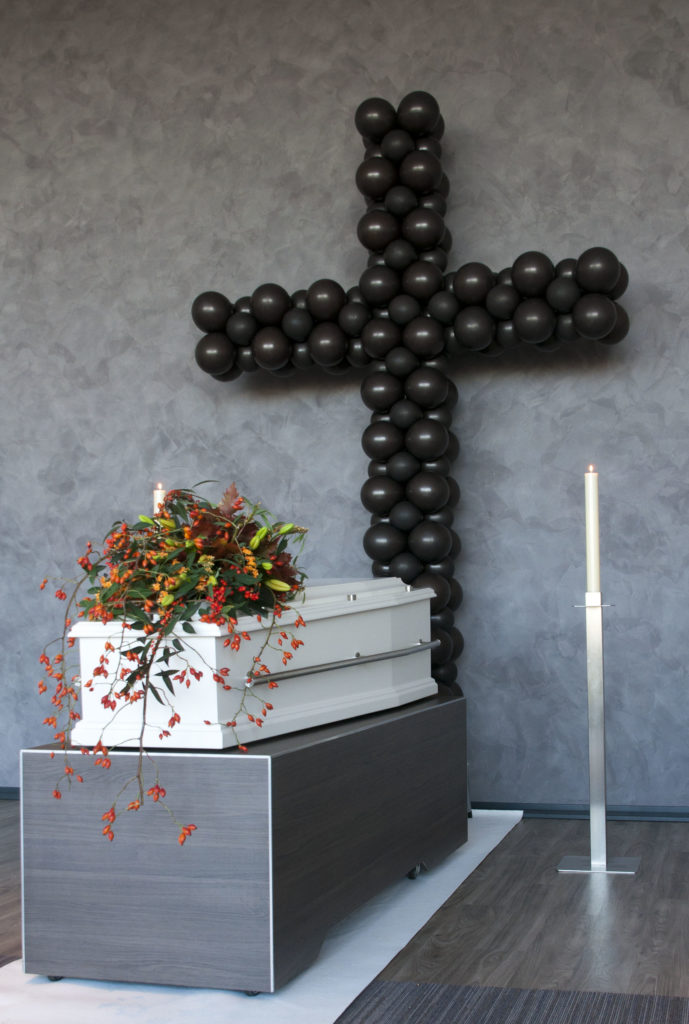 De Ballonnenkoning - uitvaart decoratie - zwarte kruis ballonnen