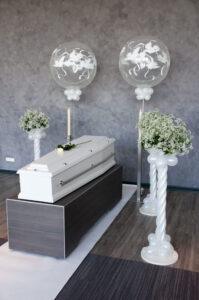De Ballonnenkoning - uitvaart decoratie - ballonpilaren - zilver - topballon bedrukking wit