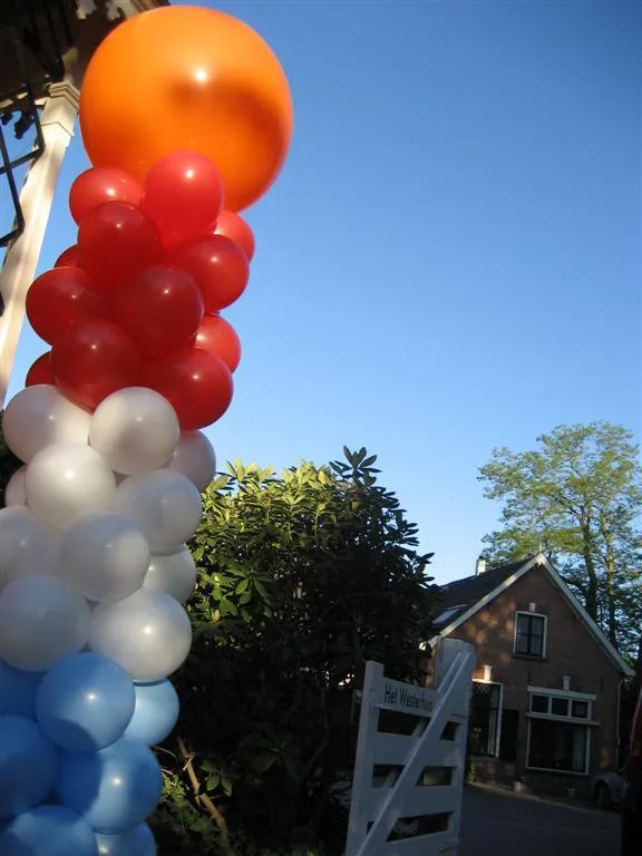 De Ballonnenkoning - ballon decoratie - ballon pilaar - koningsdag - oranje rood wit blauw