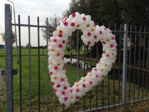 De Ballonnenkoning – ballonhart – ballonhart met gerbera De Ballonnenkoning - ballonhart - ballonhart met gerbera