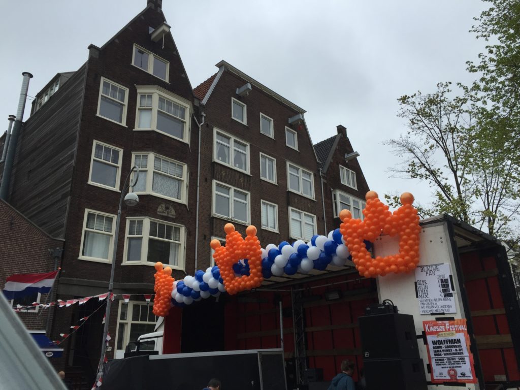 De Ballonnenkoning - ballon decoratie - ballonslinger - ballonkronen - koningsdag - oranje wit blauw