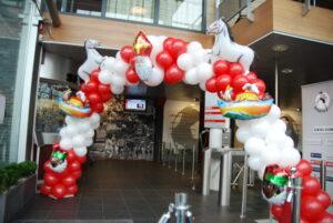 De Ballonnenkoning – ballon decoratie – sinterklaas viering – sinterklaasballonboog – rood wit De Ballonnenkoning - ballon decoratie - sinterklaas viering - sinterklaasballonboog - rood wit