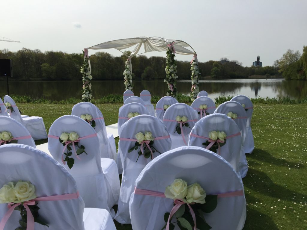 De Ballonnenkoning - Prieel trouwceremonie witte rozen