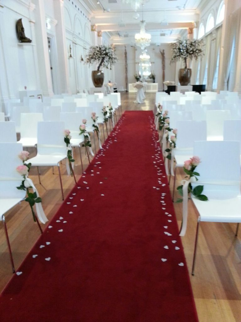 De Ballonnenkoning-Wereldmuseum-bloemen en linten aan de stoelen rozen met linten