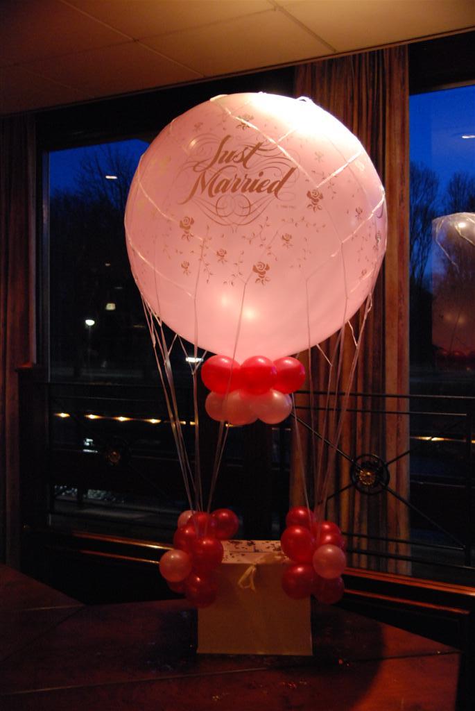 De Ballonnenkoning - Develpaviljoen - ballonnen in de zaal cadeaumand