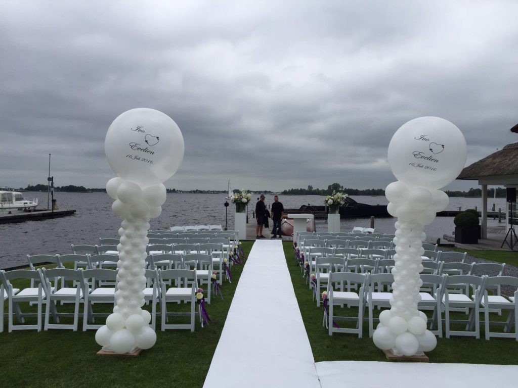 De Ballonnenkoning - Finley het Witte Huis - ballonnen buiten ceremonie harde wind ballonpilaren