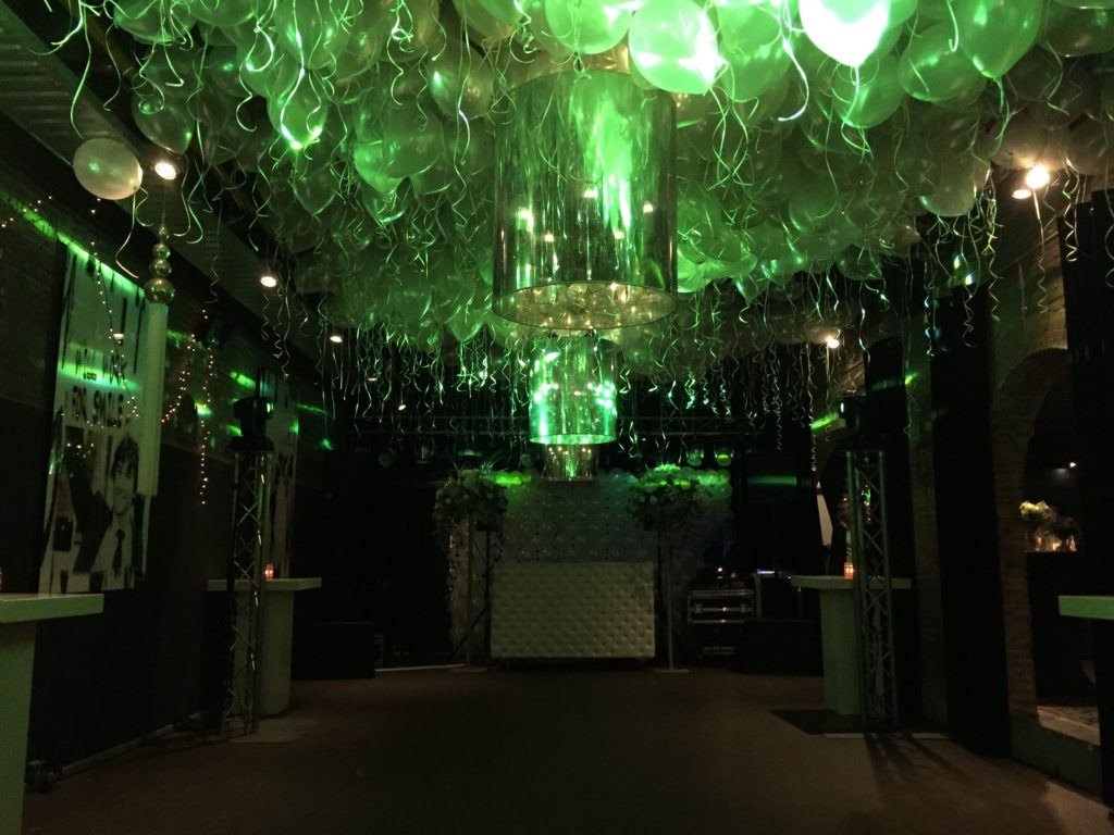 De Ballonnenkoning - hospitalityclub - decoratie trouwen ballondak groen laser