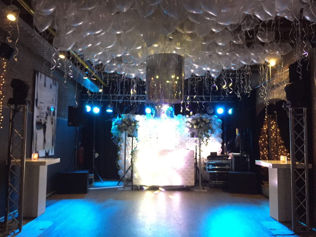 De Ballonnenkoning - hospitalityclub - decoratie trouwen ballondak wit dj booth