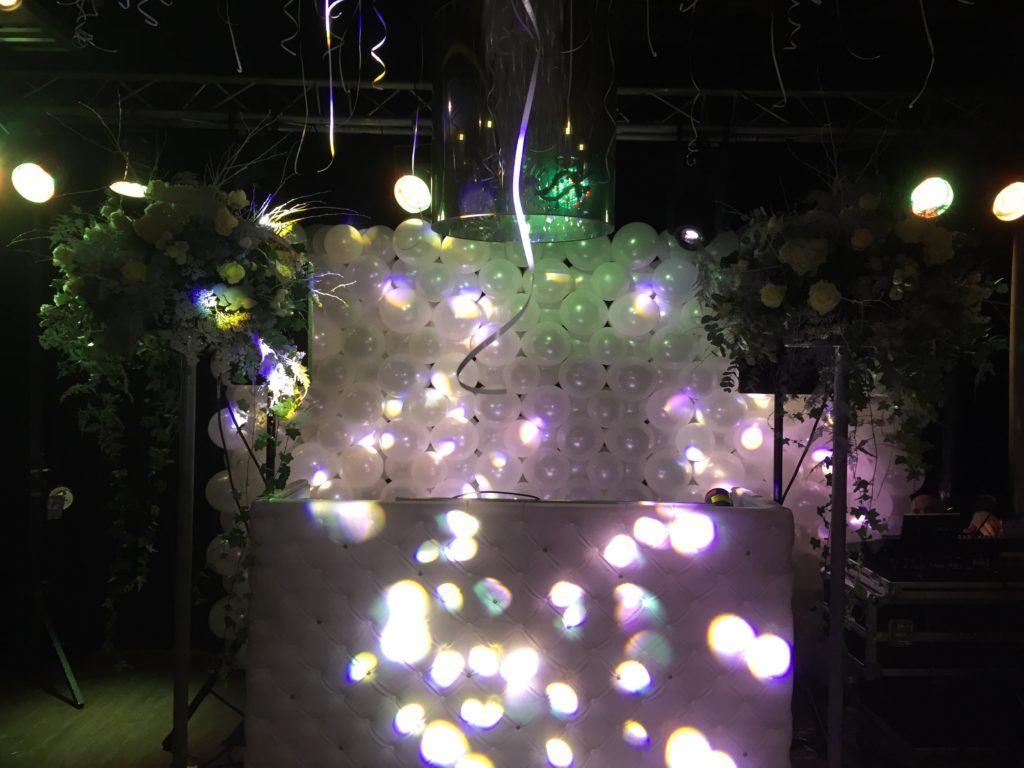 De Ballonnenkoning - hospitalityclub - decoratie trouwen ballondak wit dj booth verlichting